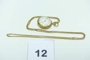 1 Sautoir maille jaseron ciselée orné de 5 petites perles (L66cm) et centré d'une montre boitier à décor floral et orné d'un petit diamant taille rose. Le tout en or 750/1000 Poids total 22,2g