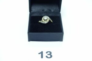 1 Bague tourbillon en or 750/1000 et platine 850/1000 centrée d'une petite pierre entourage petits diamants taille rose (td58). PB 3,5g