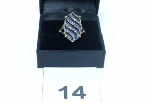 1 Bague marquise en or 750/1000 serti-griffes un motif en argent fond à décor d'une pierre bleue et petits quartz (quelques chatons vides, td59). PB 7g