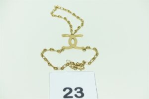 1 Bracelet doigt maille grain de café, motif central style Chanel (L19cm), en or 750/1000. PB 10,6g