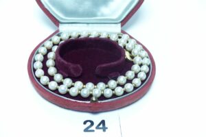 1 Collier de perles de culture orné de petites boules et fermoir en or 750/1000 (L41cm). PB 41,2g