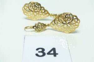 1 Paire de pendants à décor floral en or 750/1000. PB 6,7g