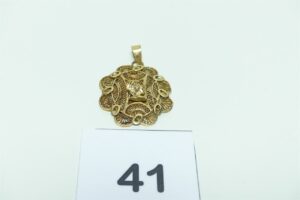 1 Pendentif à décor filigrané en or 750/1000 (diamètre environ 3,4cm). PB 9,3g
