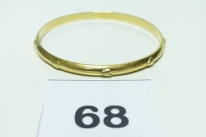 1 Bracelet demi-jonc en or 750/1000 à décor de coeurs (diamètre 6cm). PB 26,6g