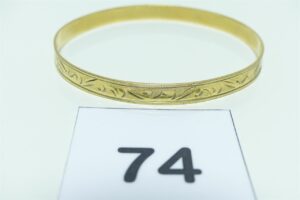 1 Bracelet rigide à décor floral en or 750/1000 (diamètre 6,5cm). PB 17,7g