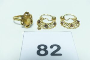 1 Bague rehaussée d'une pierre jaune (td56) et 1 paire de créoles savoyardes ornées de petites pierres rouges (manque pampilles). Le tout en or 750/1000 PB 7,1g