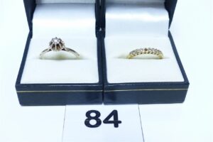1 Bague solitaire orné d'un petit diamant (td64) et 1 alliance jarretière ornée d'un rang de petits diamants (1 chaton vide, td56). PB 6,7g