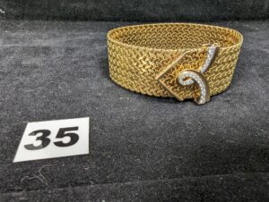 1 Bracelet type ceinture orné de diamants en or 750/1000 18k. PB : 97,7g