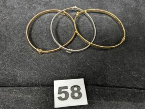 3 Bracelets cabossés en or gris, jaune et rose. Le tout en or 750/1000 PB 12,1g