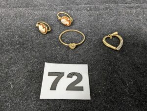 2 boucles cassées, 1 pendentif coeur et pierres et 1 bague motif coeur orné de pierres (TD53). Le tout en or 750/1000 18k. PB 3,1g