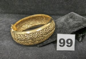 1 Bracelet rigide ouvrant motif ajouré d'arabesques (Diam 6cm), en or 750/1000 18k. PB 36,5g