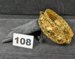 1 Bracelet rigide à decors filigrané en relief (un bout manquant) en or 750/1000 18k. PB 34g