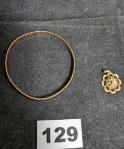 1 Pendentif ornée d'une petite perle et 1 bracelet (Diam 6,5cm). Le tout en or 750/1000 18K. PB 16,2g