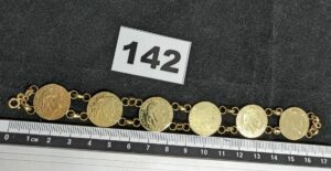 1 Bracelet articulé de motif style pièce (L18,5cm) en or 750/1000 18k. PB 8,9g