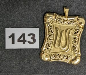 1 Médaille rectangulaire ajouré à motif oriental (5x4cm) en or 750/1000 18k. PB 8,1g