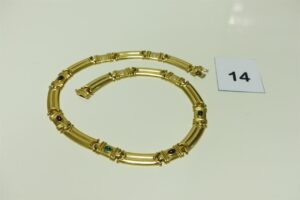 1 collier maille articulée en or 750/1000 ornée de 5 pierres cabochons (L48cm). PB 51,4g