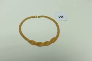 1 collier en or 750/1000 motif central tressé (L40cm). PB 25,6g