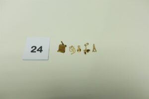 1 lot de 5 pendentifs en or 750/1000 (1 orné de pierres bleues)(2 ornés d'une petite pierre)(1 plaque)(1 lettre "D"). PB 3,6g