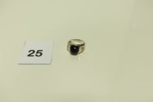 1 bague en or 750/1000 centrée d'une pierre onyx épaulée de petits diamants (td61). PB 12,1g
