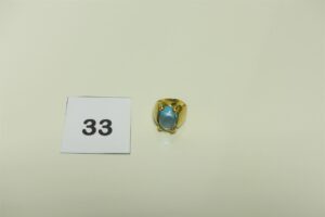1 bague en or 750/1000 serti-griffes 1 pierre bleue cabochon (Td52). PB 12,5g