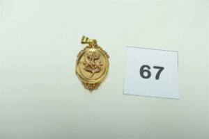 1 Pendentif porte-photo en or 750/1000 à décor floral orné de 2 petites perles blanches (cabossé). PB 9,1g