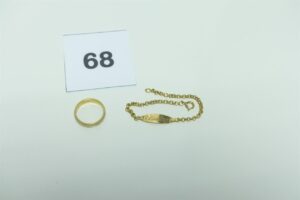 1 Bracelet maille jaseron en or 750/1000 avec plaque identité gravée (L14cm) et 1 alliance ciselée en or bicolore 750/1000 (interieur gravé, Td49). PB 6,3g