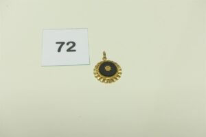 1 Pendentif en or 750/1000 à décor floral orné d'un onyx et petite perle. PB 3,5g