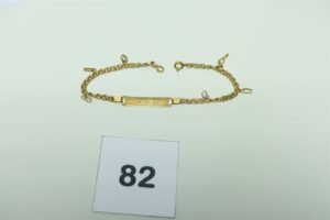 1 Bracelet en or 750/1000 avec plaque identité gravée, orné d'une breloque (fermoir métal, L20cm, manque 5 breloques). PB 6,9g