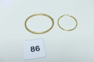 1 Créole abimée en or 750/1000 et 1 bracelet rigide et ouvrant en or 750/1000 (cabossé, Diamètre 6,5cm). PB 10g