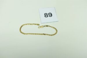 1 Bracelet maille haricot en or 750/1000 (abimé, L20cm) orné d'une petite pierre au fermoir. PB 2,9g