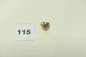 1 Bague en or 750/1000 ornée d'une pierre violette (Td55). PB 9g