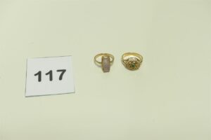 2 Bagues en or 750/1000 (1 ornée d'une pierre violette, Td53)(1 ornée d'une pierre verte monture cassée, Td 56). PB 5,8g