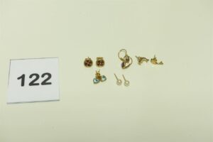 1 Lot de 5 paires de boucles en or 750/1000 (3 ornées de petites pierres)(1 ornée d'une perle manque systèmes)(1 à décor d'un dauphin). PB 4,2g