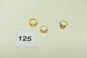 1 Chevalière gravée en or 750/1000 (Td55) et 1 alliance ouvragée en or 750/1000 (Td55). PB 9,3g + 1 chevalière en métal
