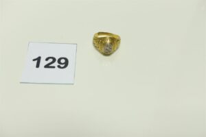 1 Chevalière ouvragée en or 750/1000 ornée de petits diamants (monture fendue,Td64). PB 11,4g