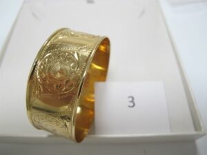 1 Bracelet rigide en or 18k(750/1000) large à décor(D6cm).PB 19,32g.