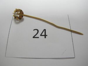 1 Pince à cravate en or 18k(750/1000)à décor floral rehaussé d'une pierre blanche(poinçon tête de cheval).PB 1,80g