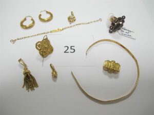1 Lot de bijoux en or 18k(750/1000) cassé composé d'une bague anneau en or 18k(750/1000) et rehaussée d'un motif pavé de pierres bordeaux mélange d'or et de cuivre(TD54),1 jonc en or 18k (750/1000) brisé,1 pendant en or 18k (750/1000), 1 bracelet d'identité en or 18k(750/1000)fermoir brisé gravé Dominique,1 pendentif en or 18k(750/100