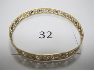 1 bracelet en or 18k(750/1000)rigide motifs ajourés(D6,7cm).PB 6,87g.
