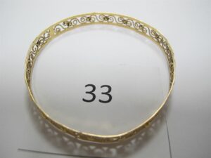 1 Bracelet en or 18k(750/1000)rigide motifs ajourés(D6,5cm).PB 6,85g.