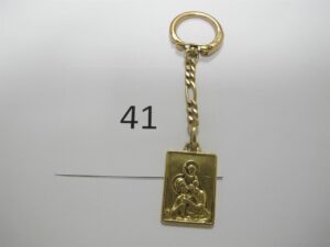 1 Porte clé en or 18k(750/1000)à décor d'une plaque gravée d'un Saint Christophe.PB 11,8g.