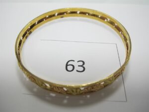 1 Bracelet en or 18k(750/1000)motifs grappes de raisins(D7cm).PB 14,19g.