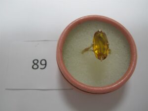 1 Bague en or 18k(750/1000)rehaussée d' une pierre ovale de couleur ambre(TD57).PB 4,34g.