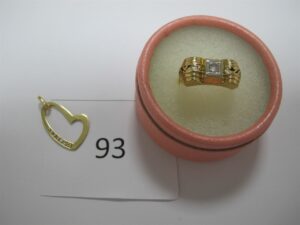 1 Bague en or 18k(750/1000)modèle ancienrehaussée d'une pierre blanche(TD60),1 pendentif en or 18k(750/1000)à décor d'un coeur pavé de 6 petits diamants. PB 5,20g.