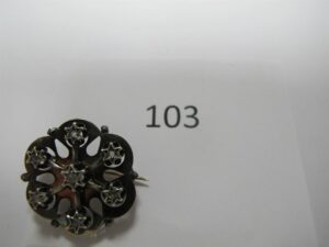 1 Broche ancienne en or 18k(750/1000) etargent pavée de petits diamants taillés en rose(poinçon tête de cheval).PBT or 18k(750/1000)et argent 4,15g.