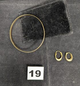 1 Bracelet en or demi jonc (diam 6,5cm) et 2 petites créoles 3 brins. Le tout en or 750/1000 18k. PB 10,9g