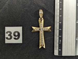 1 croix en or ornée de 2 pierres blanches (chatons vides) en or 750/1000 18k. PB 7,7g