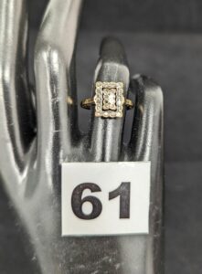 1 Bague pavée de petits diamants disposés en rectangle (TD54) en or 750/1000 18k. PB 2,6g