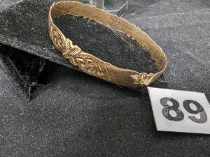1 Bracelet rigide ciselé, motif floral (Diam 6,5cm tordu) en or 750/1000 18k. PB 16,8g