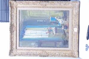 1 Tableau Louis MONTAGNE intérieur aux rideaux bleus aquarele signée en bas à droite. Dimension 60X45 cm (cadre abîmé, fissure + choc en haut à gauche)